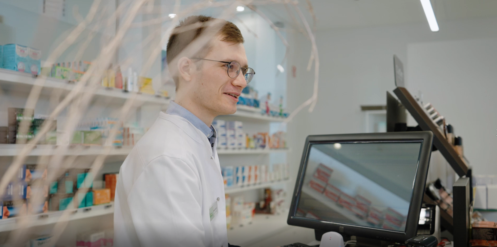 Apotheker Yentel Heyde aan het werk achter de toog
